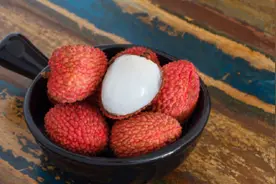 奇怪的CP增加了！荔枝蘸酱油、西瓜撒胡椒......水果竟还有这种“邪门吃法”？网友：还有这操作图片