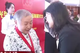 上海：首批34名党员获颁“光荣在党50年”纪念章视频封面