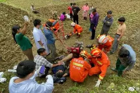 村民操作失误，耙地机刀片插入大腿图片