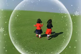 谢娜晒双胞胎女儿趣事，跳跳机智一招从俏俏手里夺回领地图片