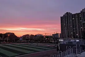 郑州上空出现火烧云天象，未来五天高温热浪将“超长待机”图片