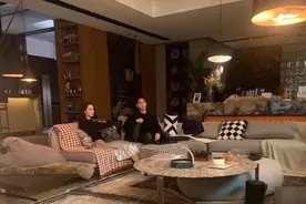 杨洋迪丽热巴《你是我的荣耀》曝路透 两人坐客厅内氛围感满满图片