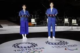 东京奥运会颁奖台、音乐及礼仪人员服装亮相图片