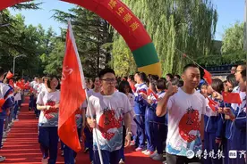济南一中：高三学子走红毯，学弟学妹们排队喊加油图片