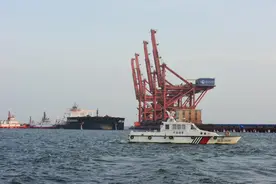 刷新纪录：40万吨级船舶首次靠泊湛江港图片