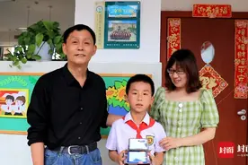 点赞拾金不昧好少年！四川南充二年级小学生捡到7万元现金交还失主图片