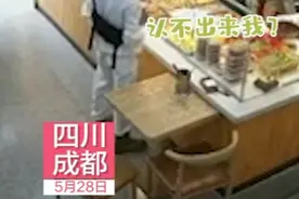 兵哥哥入伍三年首休假回家，假扮顾客逗老妈，随后一幕太温馨图片