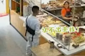 兵哥哥入伍三年首休假回家，假扮顾客逗老妈，随后一幕太温馨图片