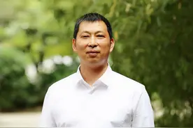 「卓越广中 精彩故事」“运动达人”罗辉：师生共研 让学生快乐学习、自主学习图片