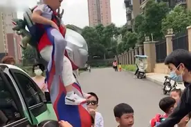 爸爸扮奥特曼接孩子放学，被小朋友们围观视频封面