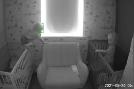 23个月大双胞胎宝宝翻过小床护栏去拥抱亲吻兄弟 网友：暖化了图片