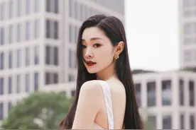宋轶白色吊带裙惊艳来袭！微风吹起长发清纯甜美图片