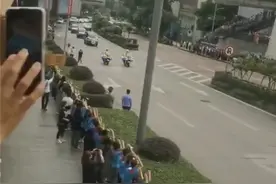 “王老师，一路走好！”重庆市民夹道送别救人英雄王红旭，场面令人动容图片