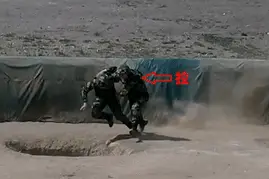 神反应！新兵投弹脱手 生死瞬间安全员冷静处置视频封面