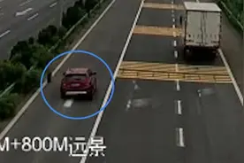 货车突然变道全责，小车撞上护栏车轮脱落视频封面