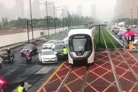 嘉兴有轨电车尚未开通已两次与汽车相撞图片