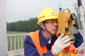 “金牌蓝领”何军：玩转接触网的“点线面”图片