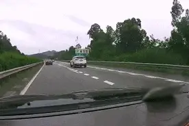 小车快车道上急速刹车！十数台小车被逼停图片