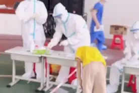 视频|防疫现场:妈妈,我想抱抱你！视频封面