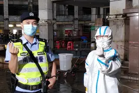 辅警护士防疫一线浪漫交接班：拥抱先欠着，这个心先给你图片
