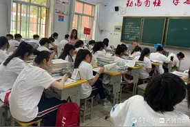 德州二中一毕业班“永久请假”，老师哽咽，向学生深鞠一躬图片