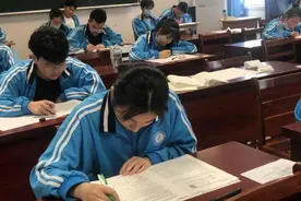 考生注意：“新高考”第三天，有的考生可能要换考场图片