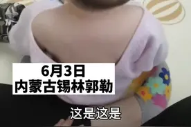 爸爸给1岁儿子穿衣服，裤裆穿成“一字肩”，妈妈笑喷了图片