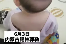 爸爸给1岁儿子穿衣服，裤裆穿成“一字肩”，妈妈笑喷了图片