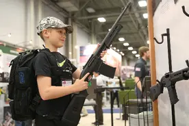 美两名少年持枪射击警察，使用AK-47突击步枪等多支枪图片