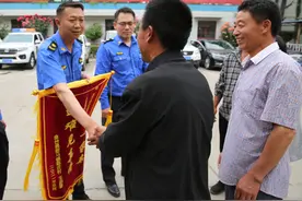 济宁城管执法队员王鹏勇救落水群众图片