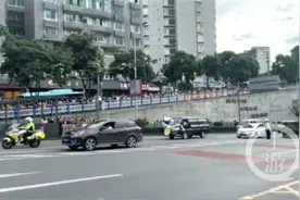 快评：重庆市民夹道送别救人英雄王红旭，别再对体育老师这个职业“泼脏水”图片