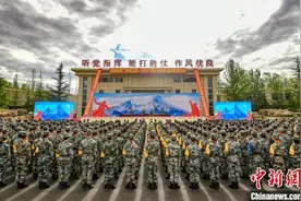 西藏军区组织练兵比武竞赛 38人打破5个课目纪录图片