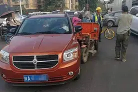 电动三轮车失控将要冲向人群 西安交警拦停时被撞飞受伤图片