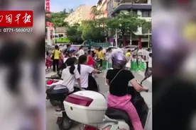 小朋友排队过马路，一私家车司机猛按喇叭并强行穿过！隆林这个司机被罚了图片