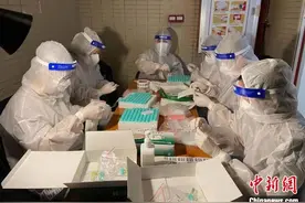 广州荔湾高风险区住户：街坊相互帮助 患难见真情图片