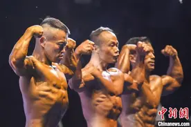 浙江桐庐举行健身健美锦标赛 百名选手秀出力与美图片