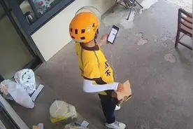 武汉一外卖员偷拿他人餐食？美团回应：诚恳致歉，已赔偿餐费视频封面
