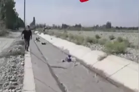 “中国新疆民警跳入水中救羊”视频被外国网友看到，有人点赞：“世界上最好的警察”图片