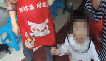 要抱抱！走失小女孩见到民警的反应超暖心图片