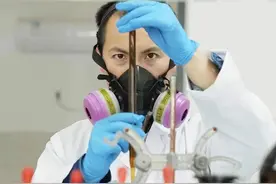 80后“环境鉴险师”：当好危废处置“把关人”，守护身边绿水青山图片