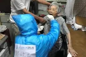 一线心声｜“你不方便，我就过去！”爬楼梯入户为老人核酸采样图片