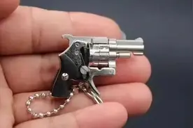 男子买卖“枪形钥匙扣”被捕，一审判了图片