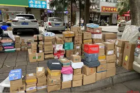 快递代收点被逐，成都一小区快递路边摆摊 街道办：正多方协调取件难图片