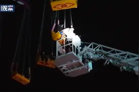 旋转飞椅变悬空飞椅 消防队员紧急施救图片
