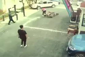 昆明一女子骑电动车跟车过道闸，结果与起落杆碰撞……图片