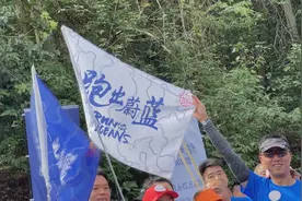 自备夹子垃圾袋 跑友“巡山”助力环保图片