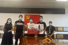 白云区发放首张村务卡！财务支出全程留痕，笔笔可查 →图片