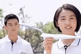 太好嗑了！吴磊张子枫一起为考生加油 粉丝：这眼神也宠溺了吧图片