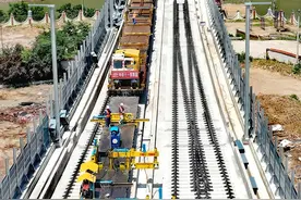 坐火车六小时去北京快了！郑万铁路彭溪河多线特大桥铺轨完成图片