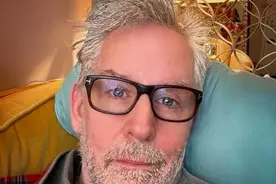 一个喜欢穿热裤高跟鞋的大叔，各种高跟鞋，统统hold住了图片